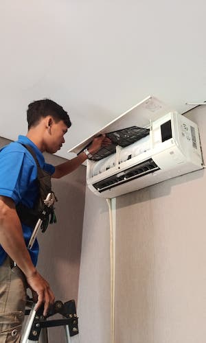 Teknisi Radja Service sedang melakukan service AC